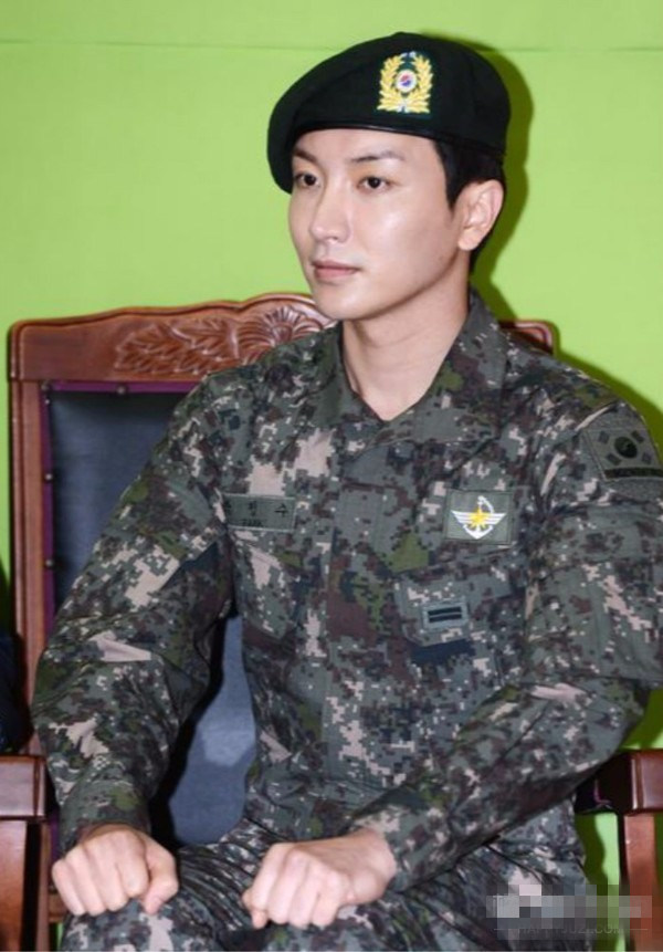 《微微一笑很傾城》楊洋軍藝出身 李鐘碩李準基宋仲基等韓星軍裝照帥翻天【組圖】