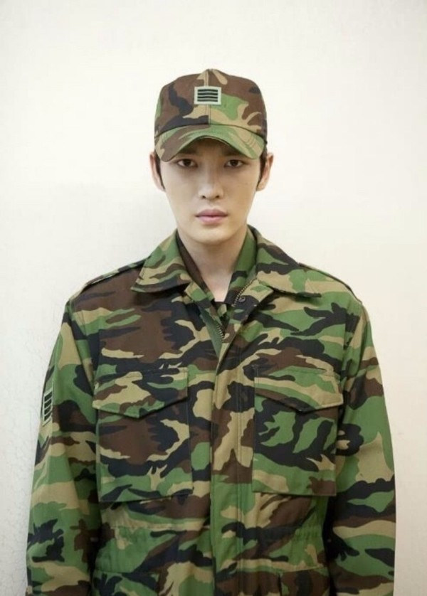 《微微一笑很傾城》楊洋軍藝出身 李鐘碩李準基宋仲基等韓星軍裝照帥翻天【組圖】