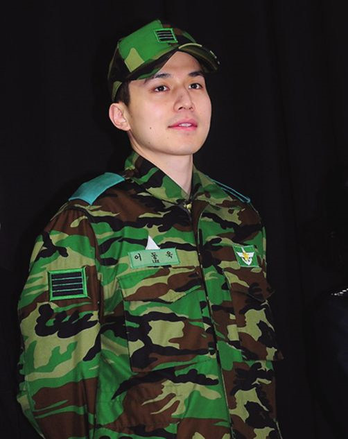 《微微一笑很傾城》楊洋軍藝出身 李鐘碩李準基宋仲基等韓星軍裝照帥翻天【組圖】