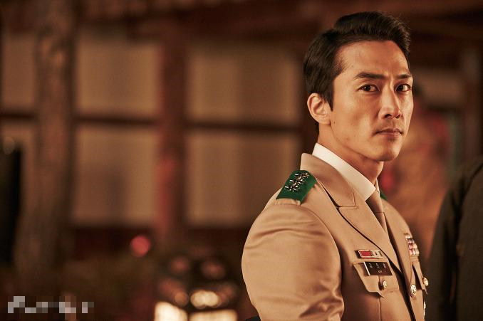 《微微一笑很傾城》楊洋軍藝出身 李鐘碩李準基宋仲基等韓星軍裝照帥翻天【組圖】