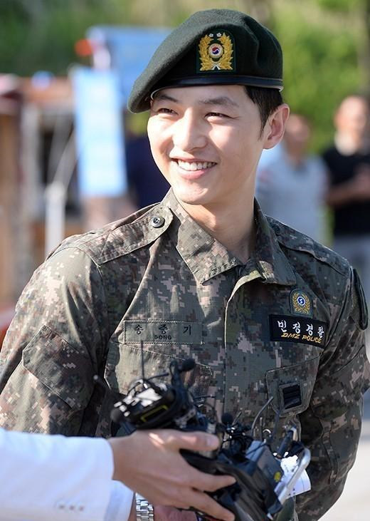 《微微一笑很傾城》楊洋軍藝出身 李鐘碩李準基宋仲基等韓星軍裝照帥翻天【組圖】