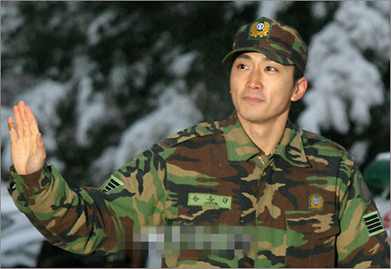 《微微一笑很傾城》楊洋軍藝出身 李鐘碩李準基宋仲基等韓星軍裝照帥翻天【組圖】