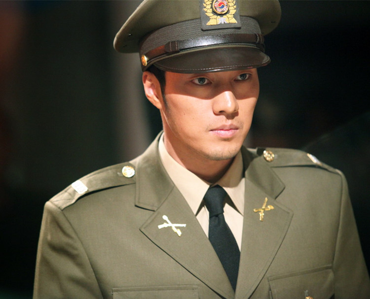 《微微一笑很傾城》楊洋軍藝出身 李鐘碩李準基宋仲基等韓星軍裝照帥翻天【組圖】