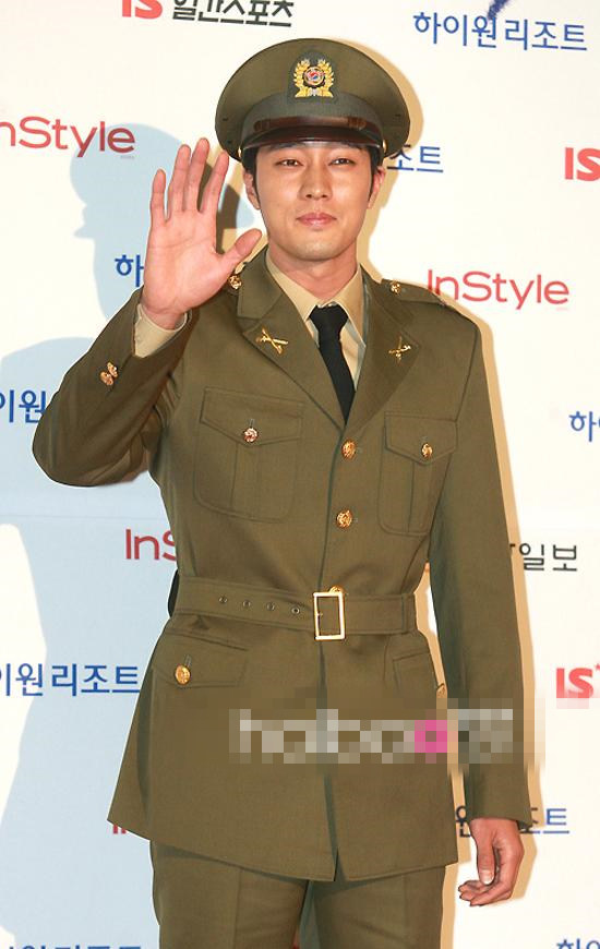 《微微一笑很傾城》楊洋軍藝出身 李鐘碩李準基宋仲基等韓星軍裝照帥翻天【組圖】