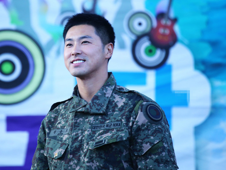 《微微一笑很傾城》楊洋軍藝出身 李鐘碩李準基宋仲基等韓星軍裝照帥翻天【組圖】