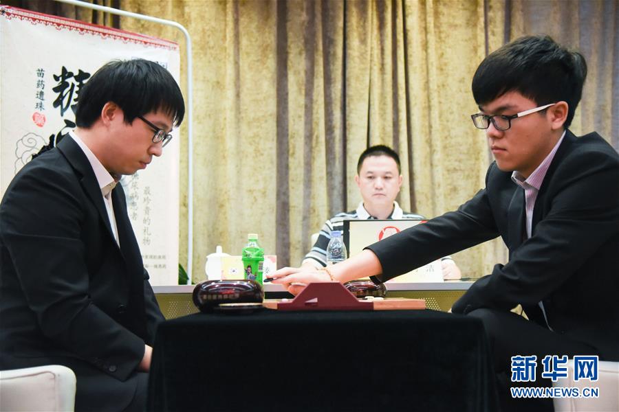 中國選手柯潔（右）執黑與韓國選手元晟溱在比賽中。