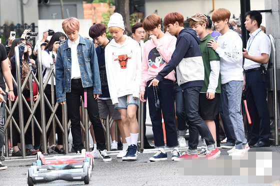 NCT DREAM踩平衡車亮相“上班路” 鐘辰樂露靦腆笑容【組圖】