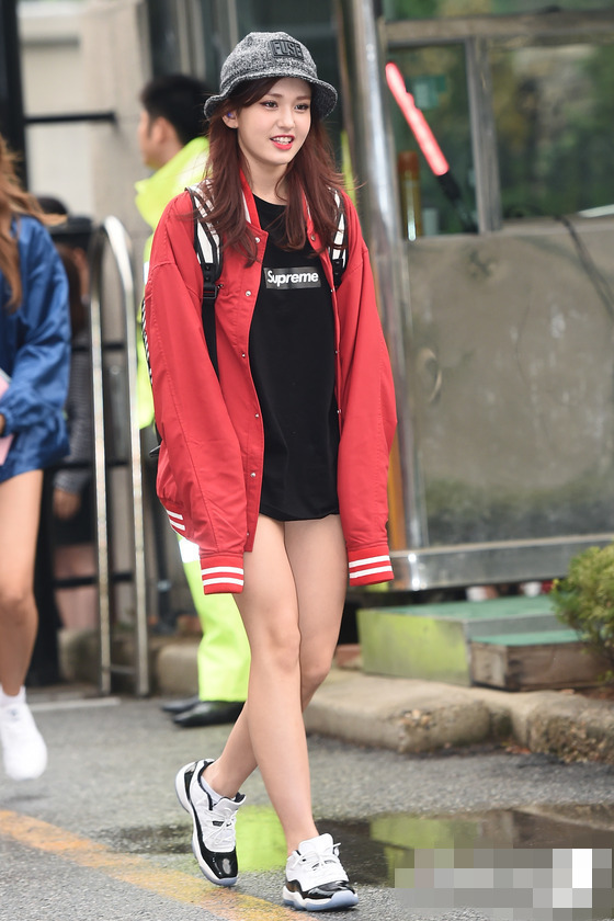 NCT DREAM踩平衡車亮相“上班路” 鐘辰樂露靦腆笑容【組圖】