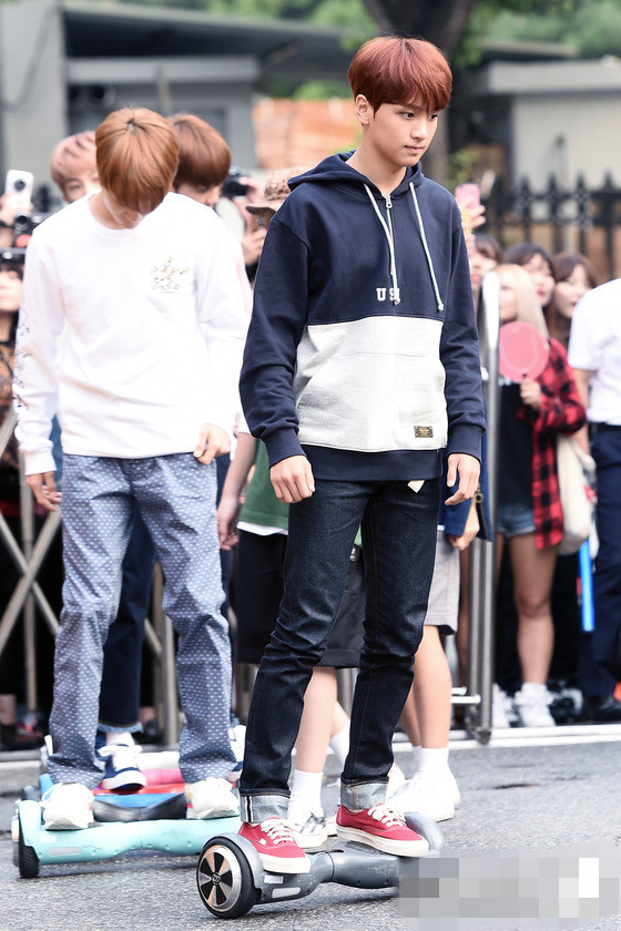 NCT DREAM踩平衡車亮相“上班路” 鐘辰樂露靦腆笑容【組圖】