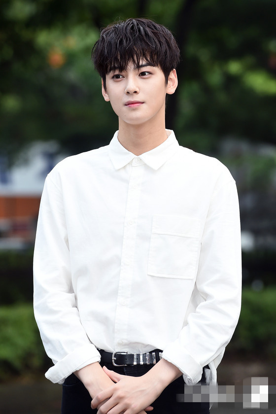 NCT DREAM踩平衡車亮相“上班路” 鐘辰樂露靦腆笑容【組圖】