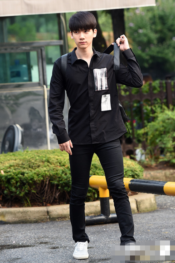 NCT DREAM踩平衡車亮相“上班路” 鐘辰樂露靦腆笑容【組圖】