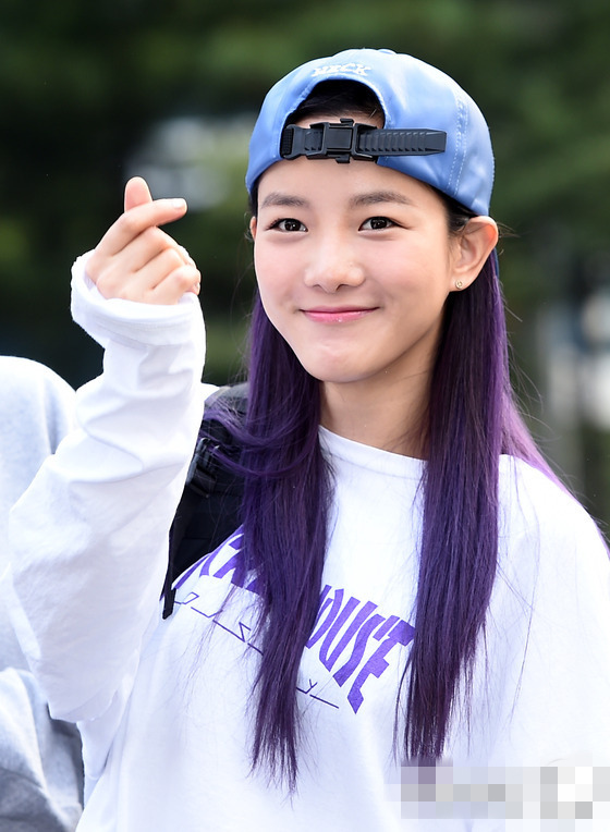 NCT DREAM踩平衡車亮相“上班路” 鐘辰樂露靦腆笑容【組圖】