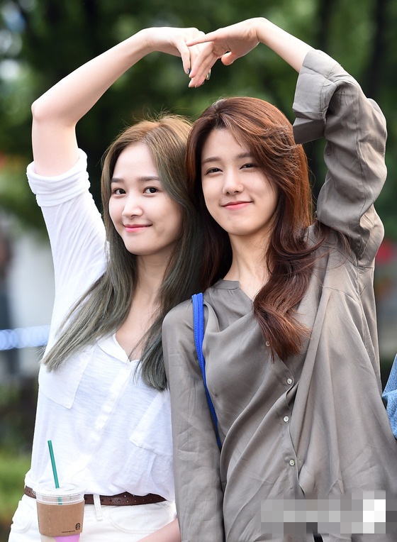 NCT DREAM踩平衡車亮相“上班路” 鐘辰樂露靦腆笑容【組圖】