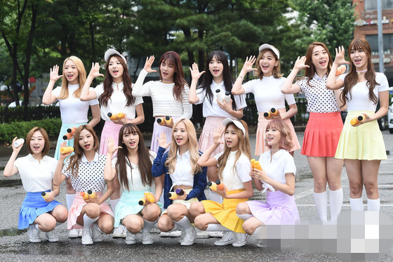 NCT DREAM踩平衡車亮相“上班路” 鐘辰樂露靦腆笑容【組圖】