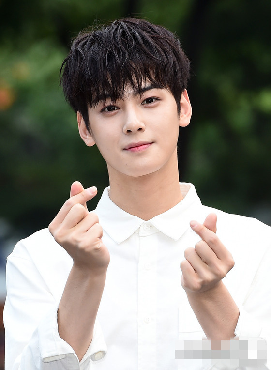 NCT DREAM踩平衡車亮相“上班路” 鐘辰樂露靦腆笑容【組圖】