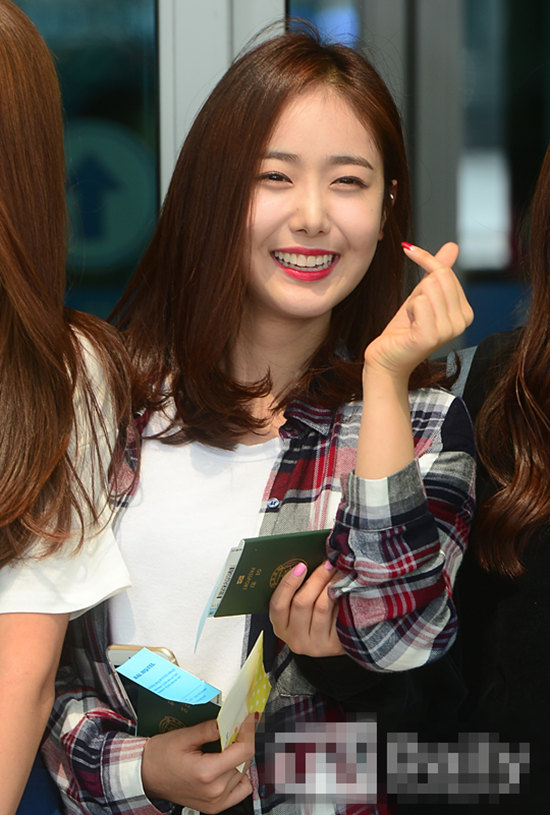 Gfriend集體亮相機場飛新加坡 素媛長發清純信飛美腿性感【組圖】