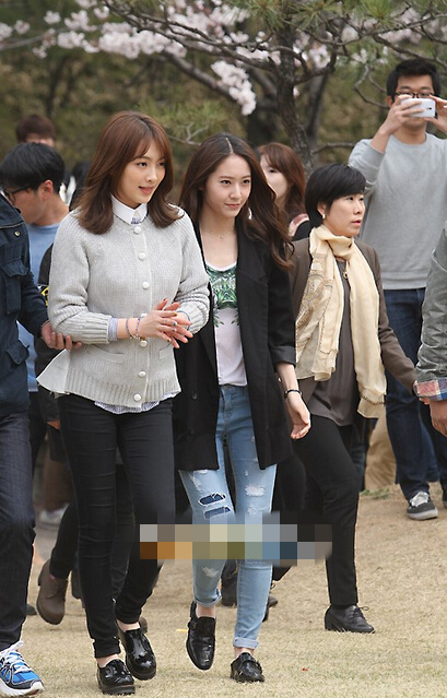 關曉彤北電報到 允兒鄭秀晶樸信惠等韓星校園照盤點【組圖】