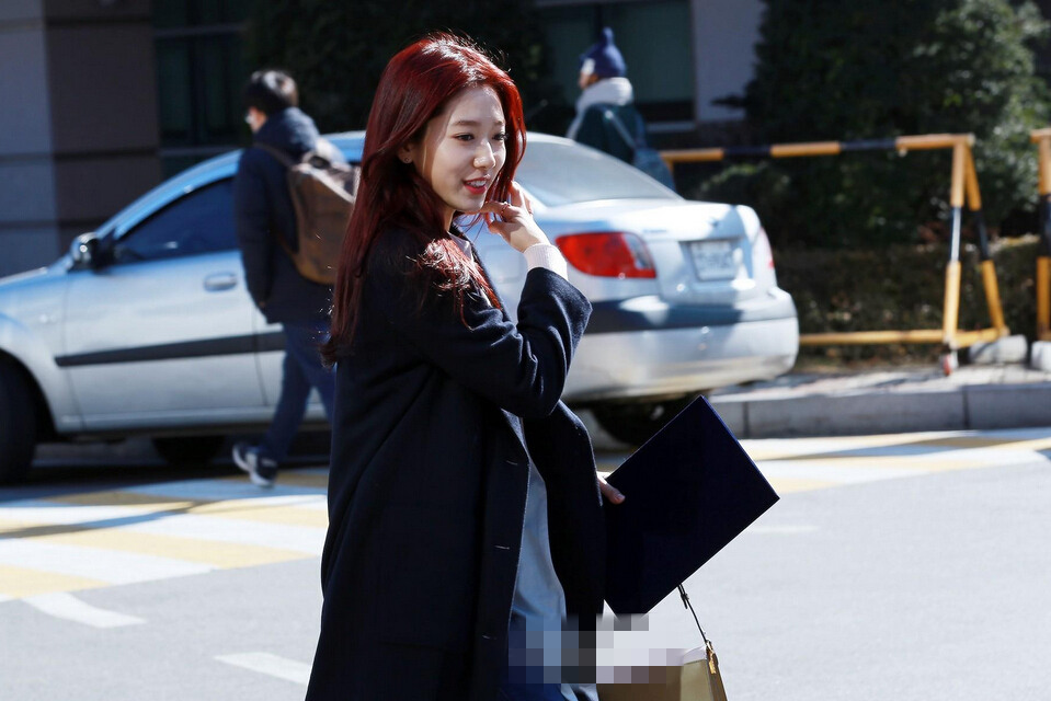 關曉彤北電報到 允兒鄭秀晶樸信惠等韓星校園照盤點【組圖】