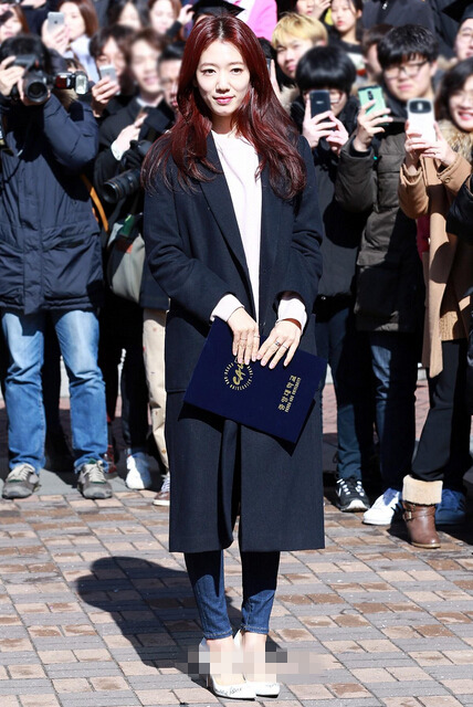 關曉彤北電報到 允兒鄭秀晶樸信惠等韓星校園照盤點【組圖】