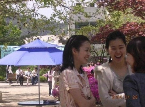 關曉彤北電報到 允兒鄭秀晶樸信惠等韓星校園照盤點【組圖】