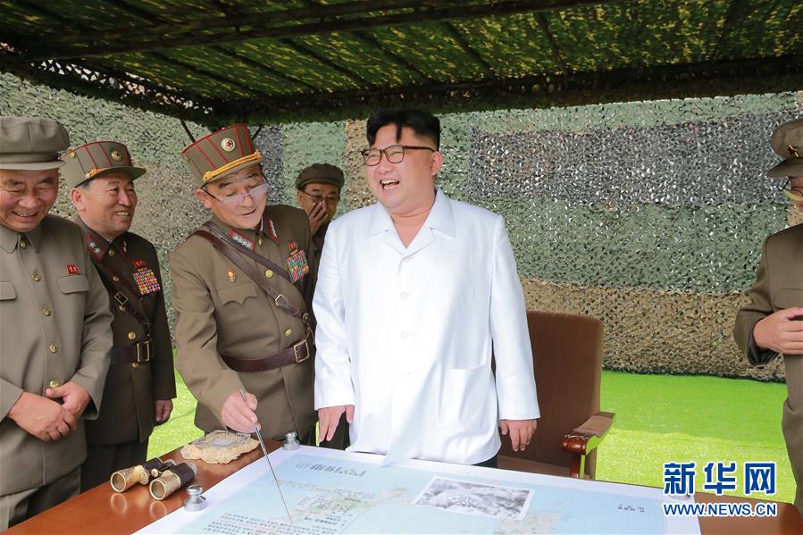 朝中社9月6日提供的照片顯示，朝鮮最高領導人金正恩（中）日前指導朝鮮人民軍進行彈道火箭發射訓練。