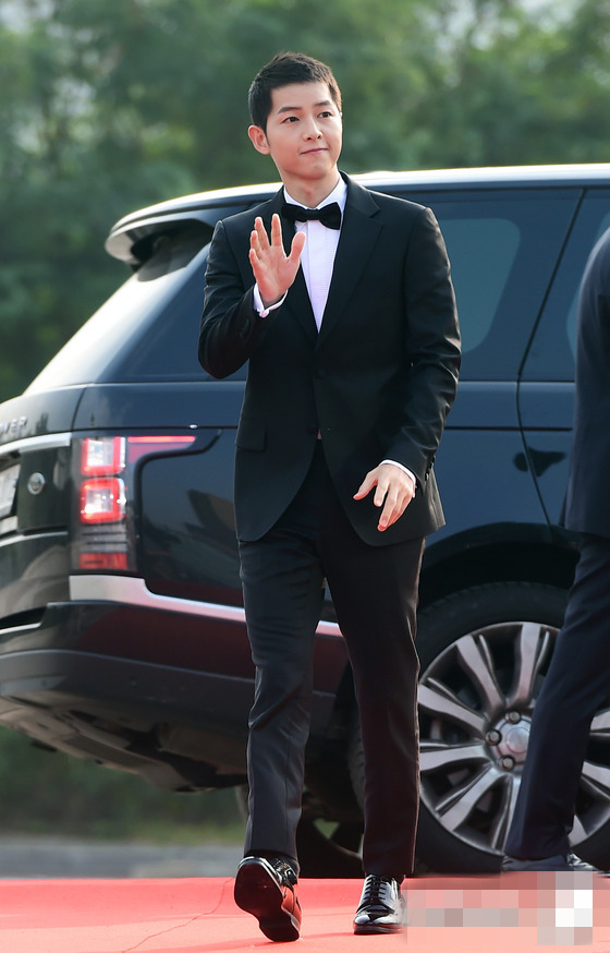 “2016首爾電視劇大賞”紅毯照匯總 宋仲基超短發亮相顯清爽【組圖】