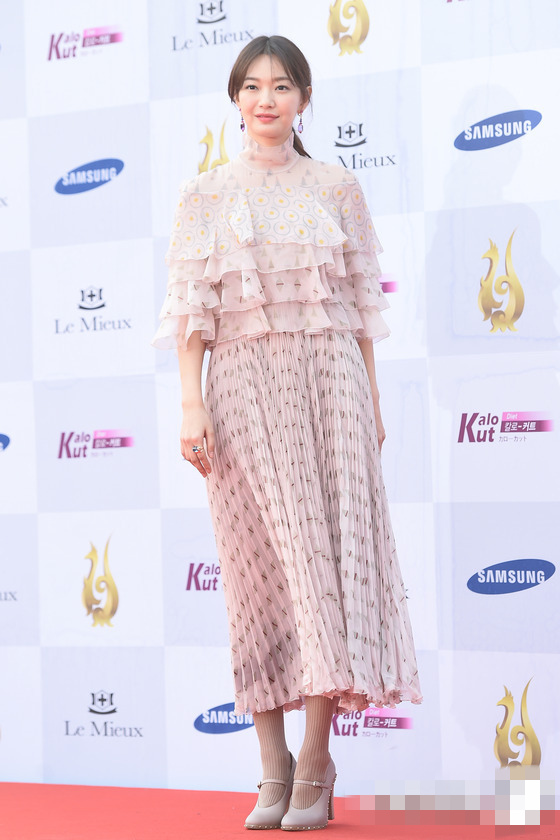 “2016首爾電視劇大賞”紅毯照匯總 宋仲基超短發亮相顯清爽【組圖】