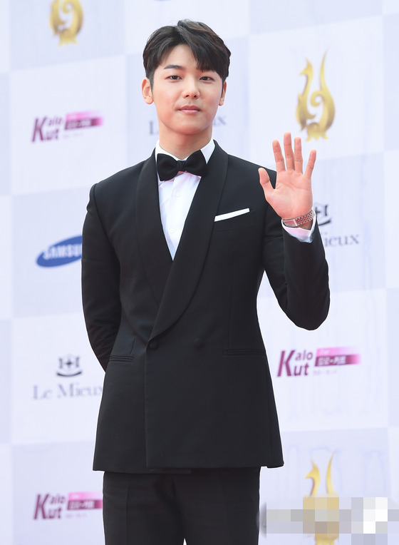 “2016首爾電視劇大賞”紅毯照匯總 宋仲基超短發亮相顯清爽【組圖】