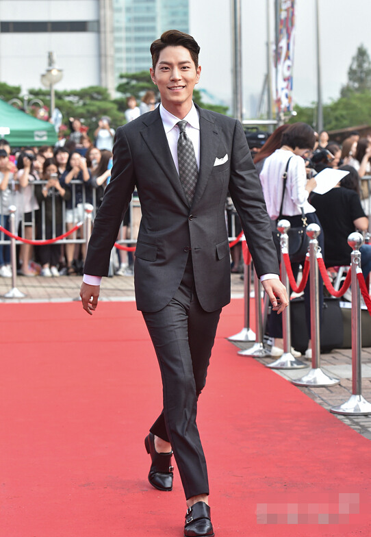 “2016首爾電視劇大賞”紅毯照匯總 宋仲基超短發亮相顯清爽【組圖】