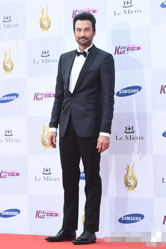 “2016首爾電視劇大賞”紅毯照匯總 宋仲基超短發亮相顯清爽【組圖】