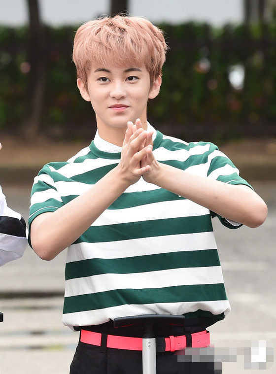NCT DREAM亮相“上班路”呆萌可愛 Red Velvet成員多彩發色吸睛【組圖】