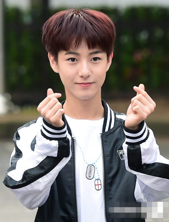 NCT DREAM亮相“上班路”呆萌可愛 Red Velvet成員多彩發色吸睛【組圖】