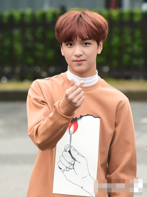 NCT DREAM亮相“上班路”呆萌可愛 Red Velvet成員多彩發色吸睛【組圖】
