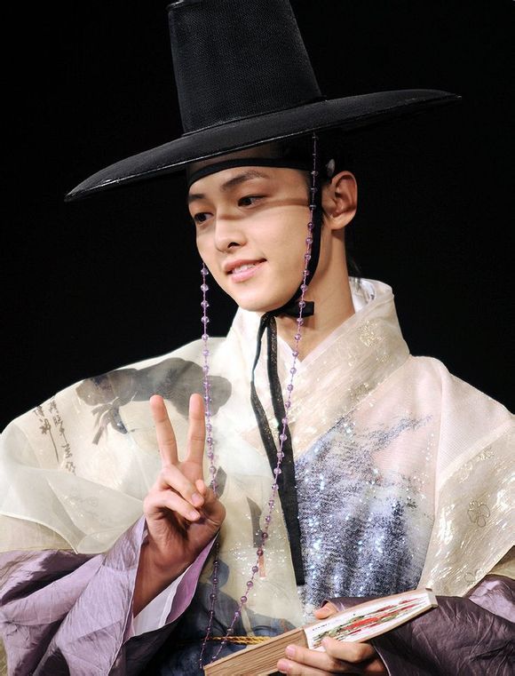 楊洋宋仲基權志龍張藝興李易峰李鐘碩 中韓男星賣萌大PK【組圖】