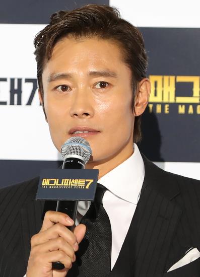 李秉憲攜新作《豪勇七蛟龍》強勢歸來 妻子李珉廷現身支持【組圖】