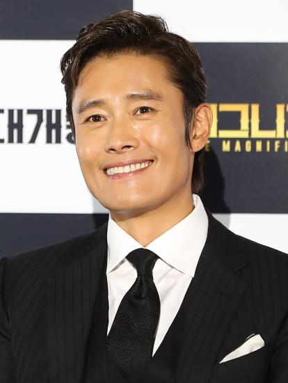 李秉憲攜新作《豪勇七蛟龍》強勢歸來 妻子李珉廷現身支持【組圖】