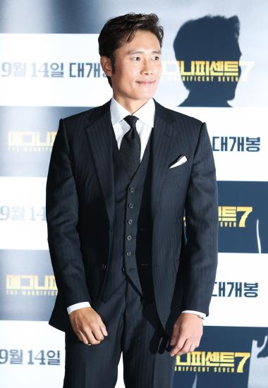 李秉憲攜新作《豪勇七蛟龍》強勢歸來 妻子李珉廷現身支持【組圖】