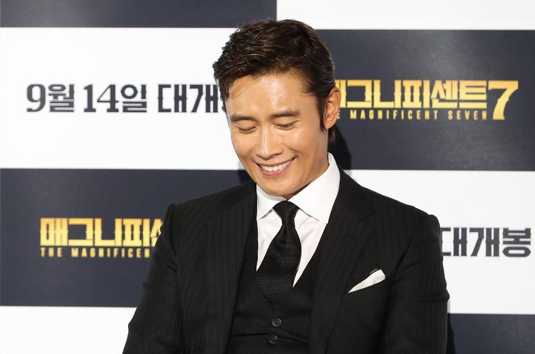 李秉憲攜新作《豪勇七蛟龍》強勢歸來 妻子李珉廷現身支持【組圖】