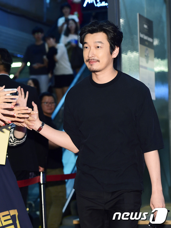 半個娛樂圈都來了！金宇彬孫娜恩休閑亮相 少女時代秀英大長腿吸精【組圖】