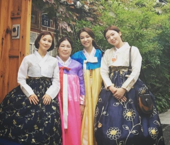 謝霆鋒中秋節曬全家福 這些韓星也帶家人來秀幸?！窘M圖】