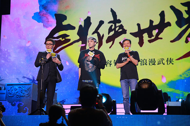 吳亦凡登臺銀發造型嘻哈范 演唱劍俠經典飚熱舞【組圖】