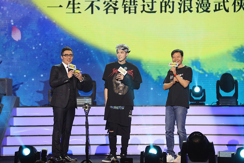 吳亦凡登臺銀發造型嘻哈范 演唱劍俠經典飚熱舞【組圖】