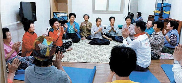 災區居民在韓屋中接受心理治療。（網頁截圖）