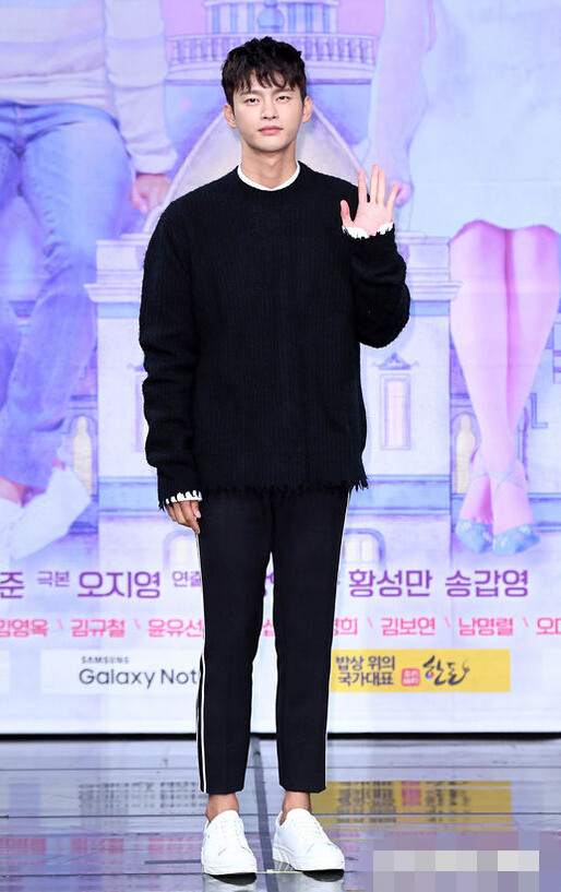 《購物王路易》接檔《W-兩個世界》將播 徐仁國亮相發布會宣傳【組圖】