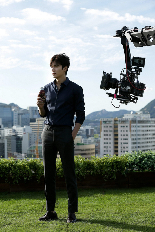 李敏鎬廣告拍攝花絮照 微笑迷人長腿逆天【組圖】