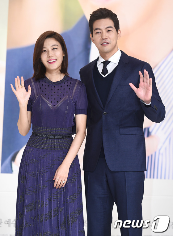 《通往機場的路》舉行發布會 金荷娜婚后回歸熒屏演空姐【組圖】