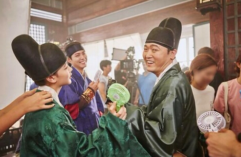 《云畫的月光》片場照集錦 “傲嬌王世子”樸寶劍呆萌又體貼【組圖】