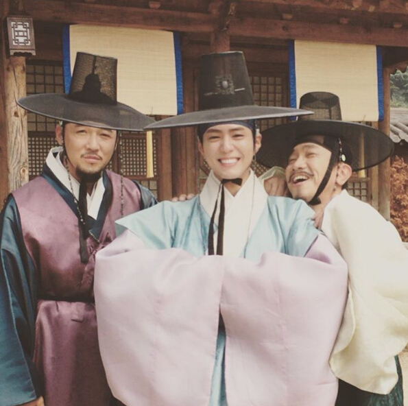 《云畫的月光》片場照集錦 “傲嬌王世子”樸寶劍呆萌又體貼【組圖】