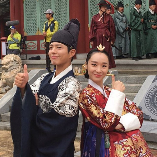 《云畫的月光》片場照集錦 “傲嬌王世子”樸寶劍呆萌又體貼【組圖】