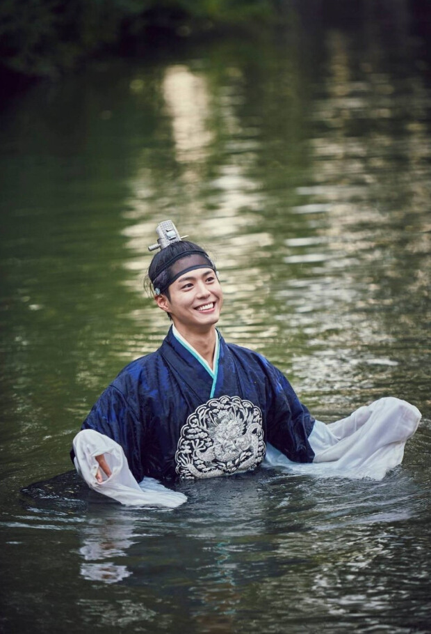 《云畫的月光》片場照集錦 “傲嬌王世子”樸寶劍呆萌又體貼【組圖】